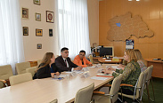 В Новгородской областной Думе прошла встреча членов Молодёжного парламента с руководством министерства труда и соцзащиты по вопросу внесения изменения в областной закон «О региональном капитале «Первый ребенок»