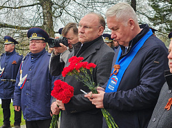 В поселке Любытино зажгли Вечный огонь
