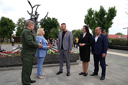 Новгородские депутаты в День Победы передали жителям ЛНР слова поздравлений и поддержки