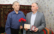 Анатолий Федотов вручил ветеранам юбилейные медали к 75-летию Победы 