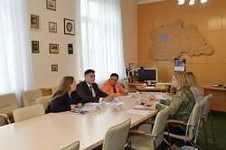 В Новгородской областной Думе прошла встреча членов Молодёжного парламента с руководством министерства труда и соцзащиты по вопросу внесения изменения в областной закон «О региональном капитале «Первый ребенок»