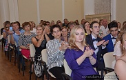Елена Писарева вручила медали выпускникам гимназии "Исток", с отличием окончившим обучение