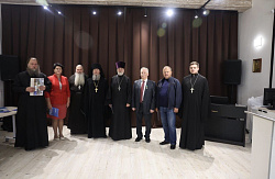 В Окуловке открылась выставка работ Анатолия Федотова