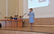 Елена Писарева вручила медали выпускникам гимназии "Исток", с отличием окончившим обучение