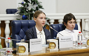 Юные новгородцы примерили на себя роль депутатов регионального парламента