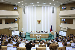 Проект федерального бюджета на предстоящий трехлетний период гарантирует исполнение всех социальных обязательств Проект федерального бюджета на предстоящий трехлетний период гарантирует исполнение всех социальных обязательств