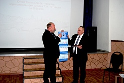 Депутат Юрий Саламонов вручил Почетную грамоту Новгородской областной Думы председателю Думы Любытинского района