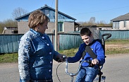 Елена Писарева подарила ортопедический велосипед юному жителю Мошенского района