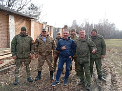Депутат Новгородской областной Думы Сергей Тихомиров вместе с одним из новгородских волонтеров побывал на курско-белгородском направлении