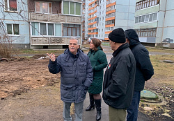 Анатолий Федотов организовал демонтаж старых бетонных конструкций во дворе дома №48, к.3 на улице Зелинского
