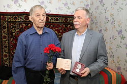 Анатолий Федотов вручил ветеранам юбилейные медали к 75-летию Победы 