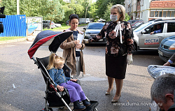 Елена Писарева выполнила обещание, данное новгородке, и подарила реабилитационную коляску для ее дочери