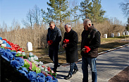 Юрий Бобрышев возложил цветы на кладбище советских воинов в Сольцах