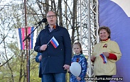 Депутаты Новгородской областной Думы приняли участие в первомайском шествии
