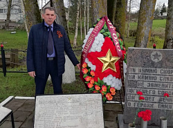 Николай Верига возложил венок на воинском захоронении