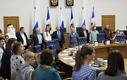 Юные новгородцы примерили на себя роль депутатов регионального парламента