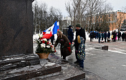 Председатель областной Думы возложила цветы к стеле "Город воинской славы"