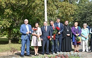 На месте находки первой берестяной грамоты открыт памятный знак