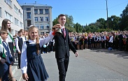 Елена Писарева и Алексей Чурсинов встретили День знаний в своей родной школе