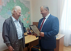 Владимир Королёв вручил Благодарность председателя Новгородской областной Думы Александру Злотникову