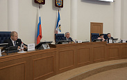  Юрий Бобрышев: Новгородская областная Дума максимально ответственно подходит к вопросам изменения законодательства, направленного на поддержку многодетных семей