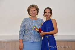 Елена Писарева вручила медали выпускникам гимназии "Исток", с отличием окончившим обучение