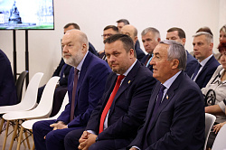 Депутаты регионального парламента приняли участие во встрече с председателем комитета по государственному строительству и законодательству ГосДумы Павлом Крашенинниковым