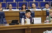 Юные новгородцы примерили на себя роль депутатов регионального парламента