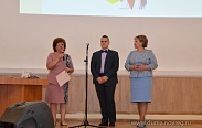 Елена Писарева вручила медали выпускникам гимназии "Исток", с отличием окончившим обучение
