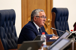 В ходе правительственного часа Юрий Бобрышев озвучил вопросы, которые жители региона задавали в социальных сетях