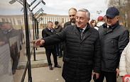 Перед входом в Кремль со стороны площади Победы-Софийской открылась выставка, посвященная 30-летию Новгородской областной Думы
