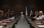Депутаты продолжают работать над повесткой предстоящего заседания Думы