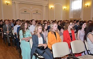 Елена Писарева вручила медали выпускникам гимназии "Исток", с отличием окончившим обучение