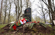 В память о павших героях Великой Отечественной войны депутаты возложили цветы на братском захоронении в деревне Змейско