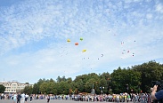 На главной площади города проводили лето