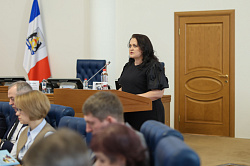 На очередном заседании областного парламента депутаты заслушали доклад Уполномоченного правам ребёнка в Новгородской области Татьяны Ефимовой На очередном заседании областного парламента депутаты заслушали доклад Уполномоченного правам ребёнка в Новгородской области Татьяны Ефимовой