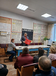 Сергей Тихомиров поздравил пестовских электриков с праздником