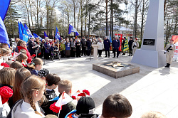 В Хвойной и Неболчах торжественно зажгли Вечный огонь