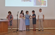 Елена Писарева вручила медали выпускникам гимназии "Исток", с отличием окончившим обучение