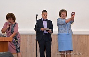 Елена Писарева вручила медали выпускникам гимназии "Исток", с отличием окончившим обучение