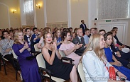 Елена Писарева вручила медали выпускникам гимназии "Исток", с отличием окончившим обучение