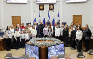 Продолжая добрую предновогоднюю традицию, Новгородская областная Дума пригласила юных жителей региона в гости
