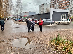 Анатолий Федотов обсудил план благоустройства двора со старшей по дому №16/21 по пр. Мира Галиной Марковец