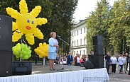 На главной площади города проводили лето