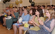 Елена Писарева вручила медали выпускникам гимназии "Исток", с отличием окончившим обучение