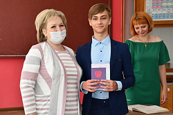 Елена Писарева вручила аттестаты девятиклассникам Боровичского района