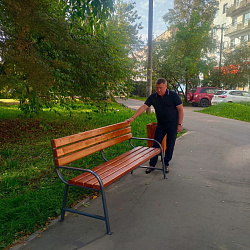 На улице Ломоносова в Великом Новгороде появились новые скамейки