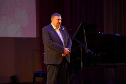 С 8 марта новгородок поздравили на городском праздничном концерте