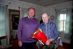 Юрий Саламонов поздравил народного учителя Валентина Иванова