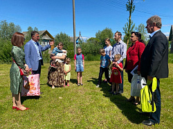 Ольга Борисова посетила многодетную семью в Старорусском районе